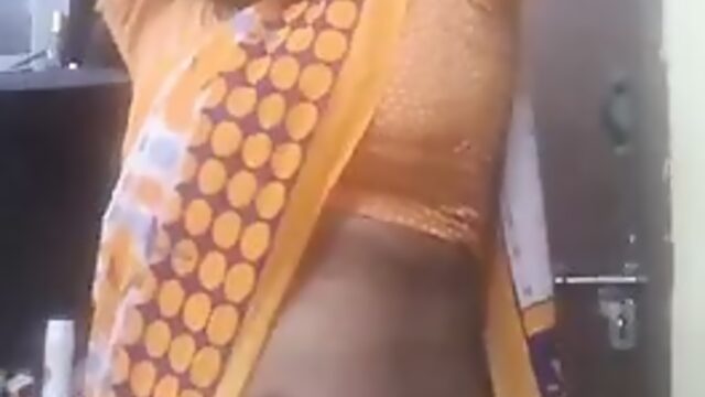 Desi Aunty saree removing