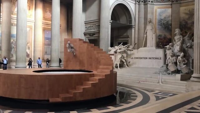 Tony Whitfields video of Yoann Bourgeois performance at Panthéon video