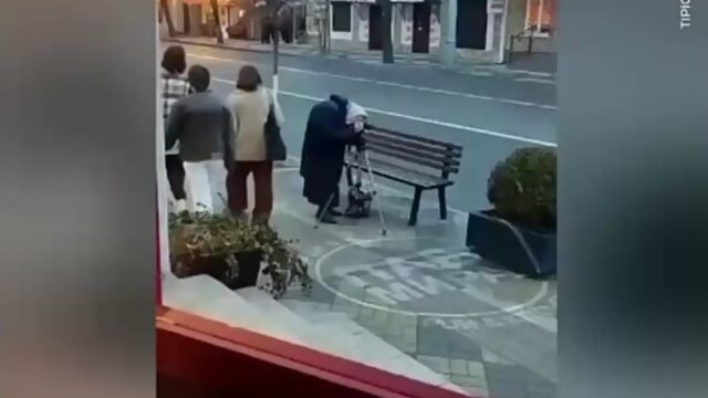 81-летняя бабушка-фотограф, случайно попавшая на видео, стала звездой соцсетей. Оригинальный ролик, на котором старушка увлече