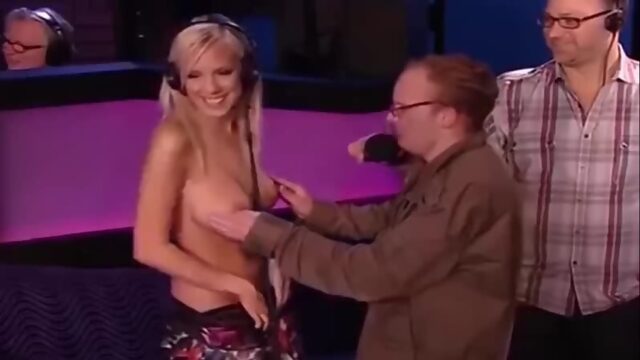 Bibi Jones даёт в прямом эфире трогать свою грудь ведущим . howard stern show flash tits public give them to touch her boobs tit